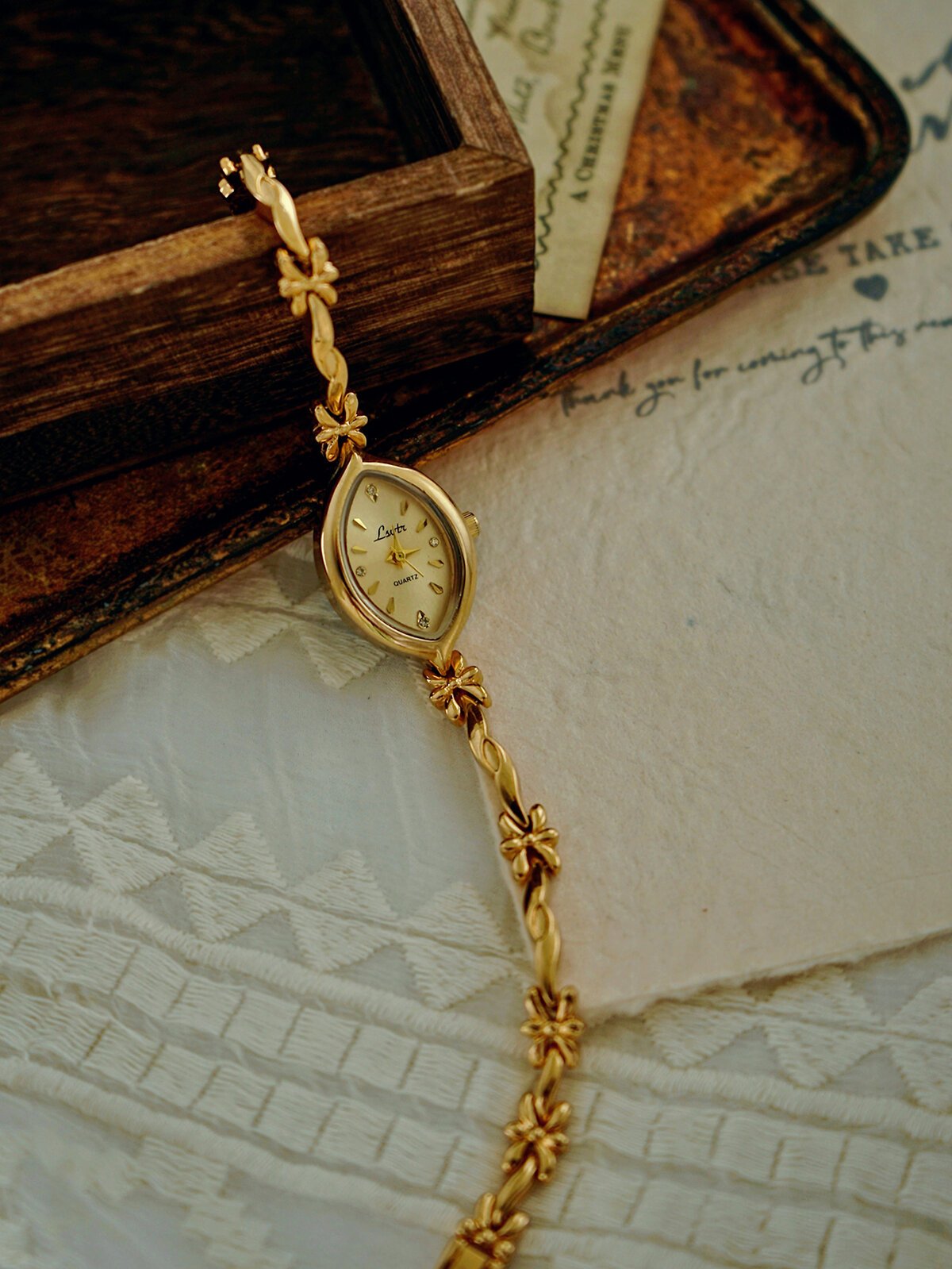 1 piece of new french style retro gold small dial women's watch, fashionable, simple, luxurious, elegant, compact, waterproof, bracelet style, suitable for daily wear, dinner parties, and other occasions to decorate the wrist 1 piece of new french style retro gold small dial women's watch, fashionable, simple, luxurious, elegant, compact, waterproof, bracelet style, suitable for daily wear, dinner parties, and other occasions to decorate the wrist