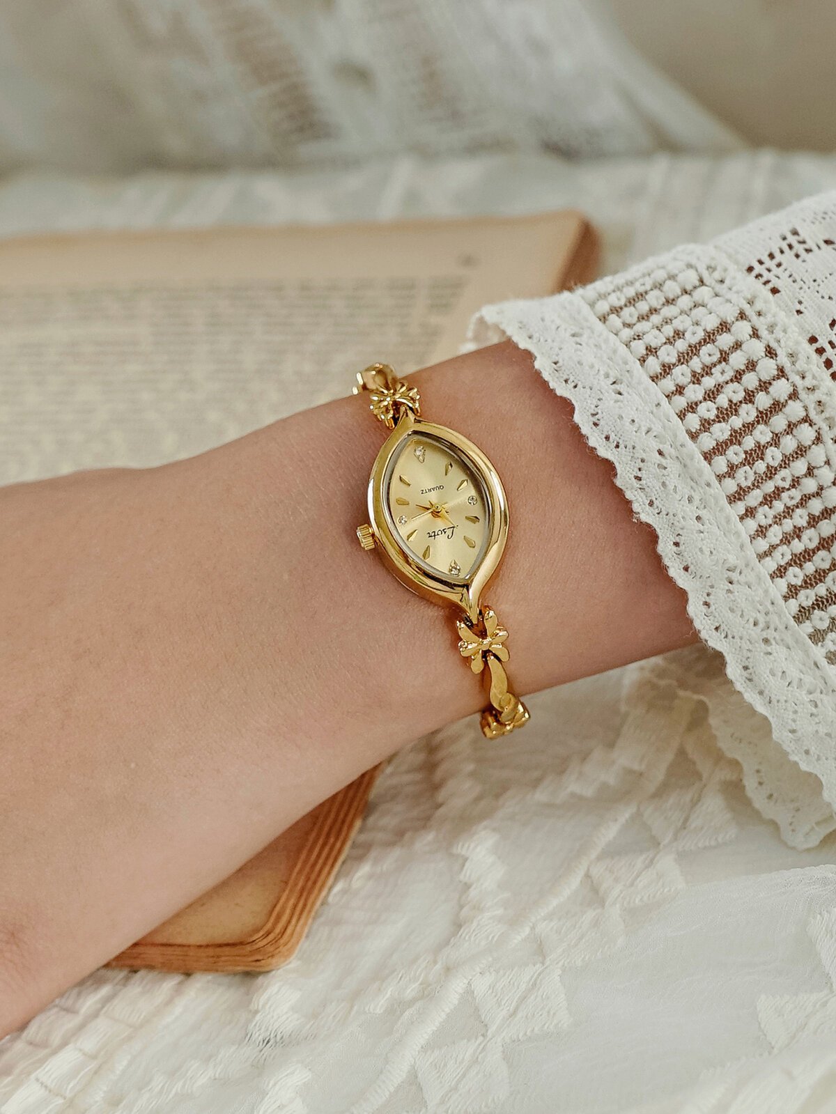 1 piece of new french style retro gold small dial women's watch, fashionable, simple, luxurious, elegant, compact, waterproof, bracelet style, suitable for daily wear, dinner parties, and other occasions to decorate the wrist 1 piece of new french style retro gold small dial women's watch, fashionable, simple, luxurious, elegant, compact, waterproof, bracelet style, suitable for daily wear, dinner parties, and other occasions to decorate the wrist